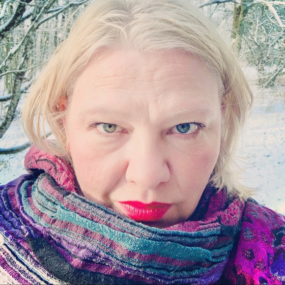 Meet your Posher, Stephanie - Picture 2 of 2